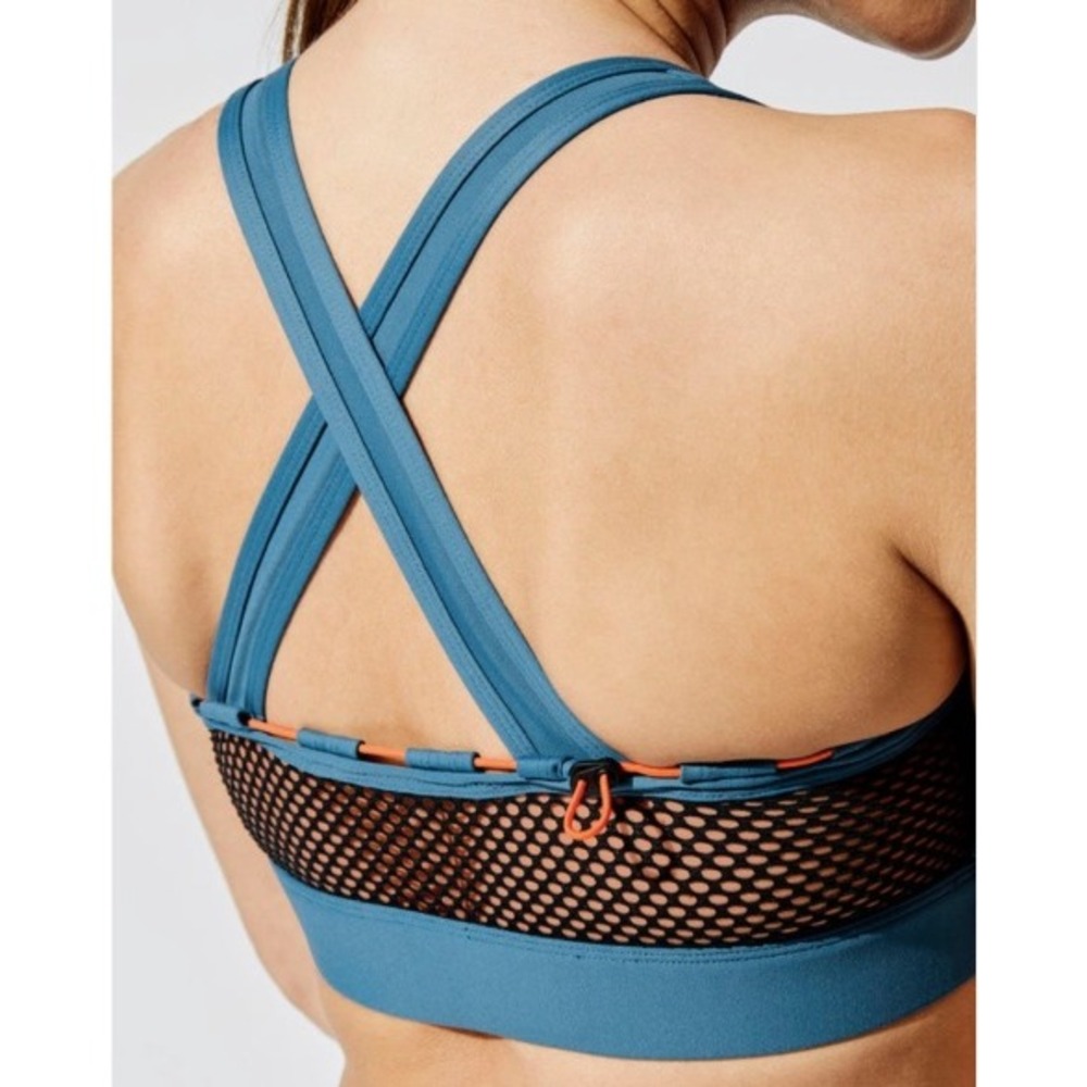 Carbon38 Blue Mesh Back Cross Strap‎ Sports Bra Medium Impact Scoop Neck S